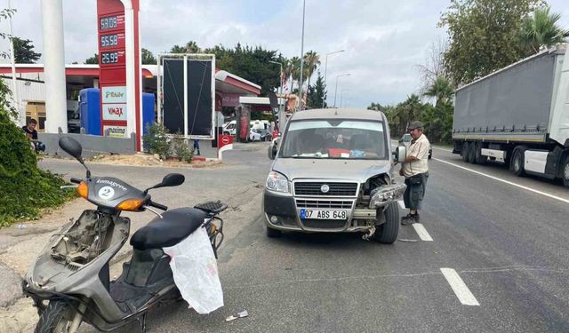 Antalya’da hafif ticari araç ile çarpışan motosikletli yaralandı