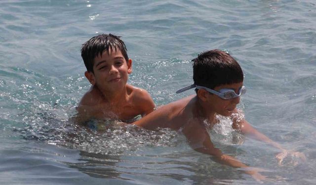 Antalya’da hava sıcaklığı 37, deniz suyu 32 derece oldu