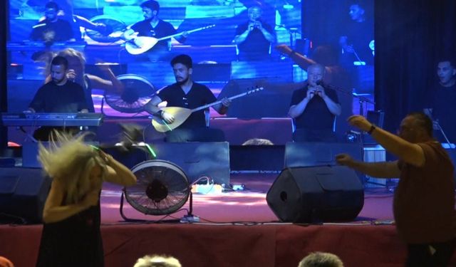 Antalya’daki festivalde sahnede ilginç an: Dron sanatçının kafasına çarptı
