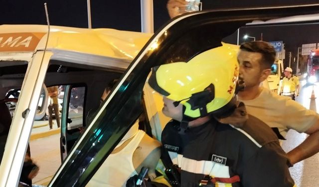 Araçta sıkışan sürücüyü itfaiye kurtardı