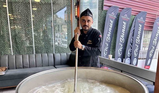 Asırlardır süren geleneği devam ettiren esnaf 5 bin kişiye aşure dağıttı