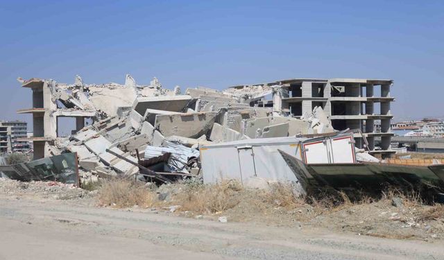 Deprem etkisi yaşatan 12 katlı binanın yerle bir olduğu anlar kamerada