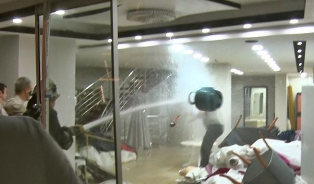 Eşinin mağazasına girip gelinliklerin üzerlerine kolonya döktü, tüpe çakmağı dayayınca tazyikli suyu yedi