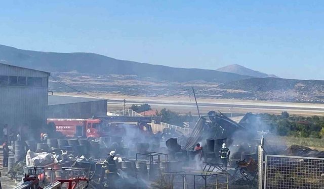 Fabrika deposunda çıkan yangında 2 işçi dumandan etkilendi