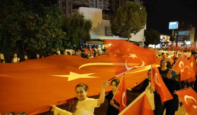 Kozanlılar Türk bayraklarıyla şehitleri andı