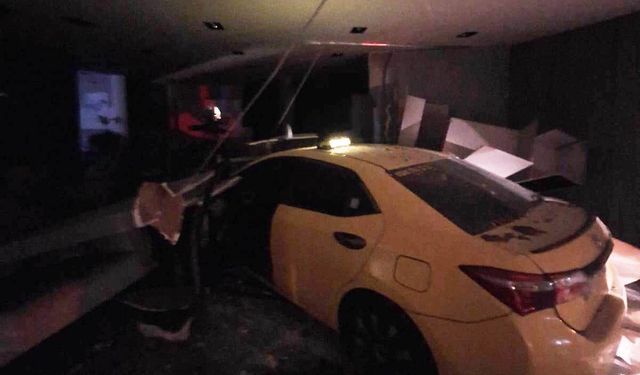 Mersin’de kontrolden çıkan ticari taksi mağazaya daldı