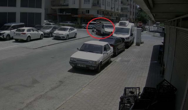 Motosikletli, kamyonetin altında kalmaktan son anda kurtuldu