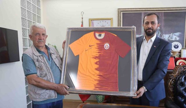 Şampiyonluk iddiasını kazanan Duran amca, kaymakam ve belediye başkanından forma aldı