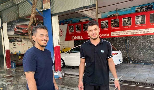 Sıcaktan bunalan köpeğin serinleme yöntemi izleyenleri gülümsetti