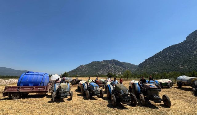 Sulama suyu verilmeyen köylüler tankerlerle meyve bahçelerine su taşıyor
