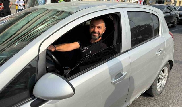 Trafikte cam silen gençler artık zorla kapıları açıp para istiyor