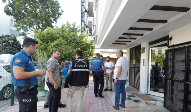 Yaşadığı dairede boğazı kesilmiş olarak bulundu