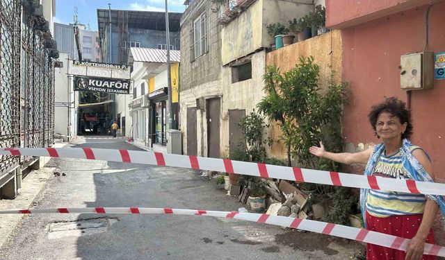 Yoldaki çökmeler evleri tehdit etmeye başladı
