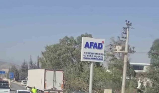 Yolun karşısına geçerken araçların çarptığı yaya can verdi