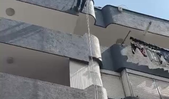 Adana’da balkon filesine sıkışan güvercin kurtarıldı