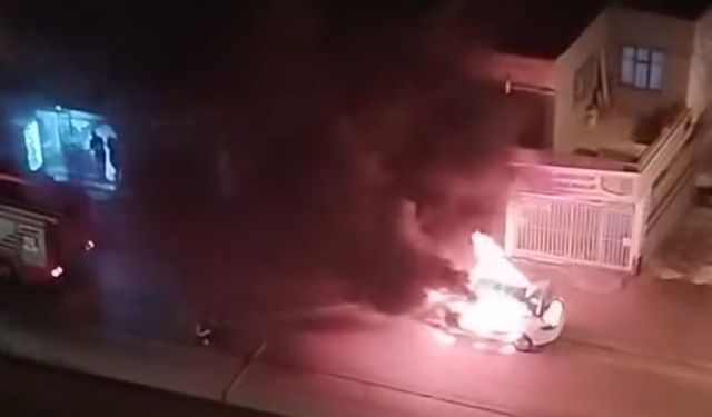 Adana’da otomobil alev alev yandı