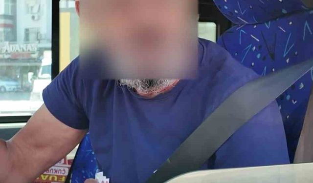 Adana’da trafikte seyir halinde cep telefonuyla konuşan hem de kemeri koltuğa takan sürücü yakalanınca: