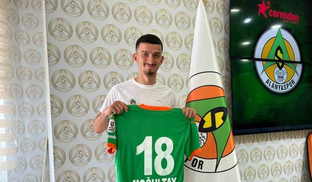 Alanyaspor kadrosuna kattığı 4 oyuncu için imza töreni düzenledi