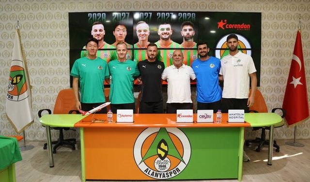 Alanyaspor, sözleşmesini uzattığı oyuncular için imza töreni düzenledi