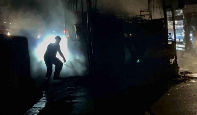 Alevlere teslim olan yolcu otobüsünde korku dolu anlar