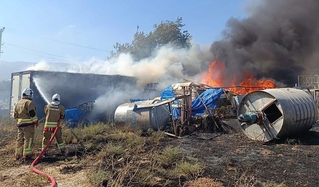 Antakya’da malzeme sahasında çıkan yangın büyümeden söndürüldü