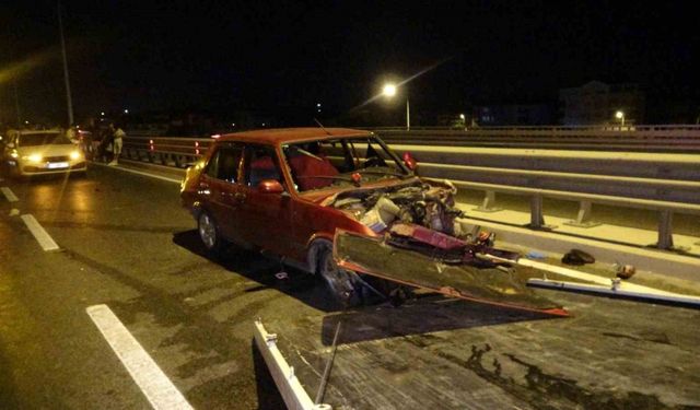 Antalya’da aynı yerde iki ayrı kaza 2 kişinin yaralanmasına, trafiğin de 2 saat kapanmasına neden oldu
