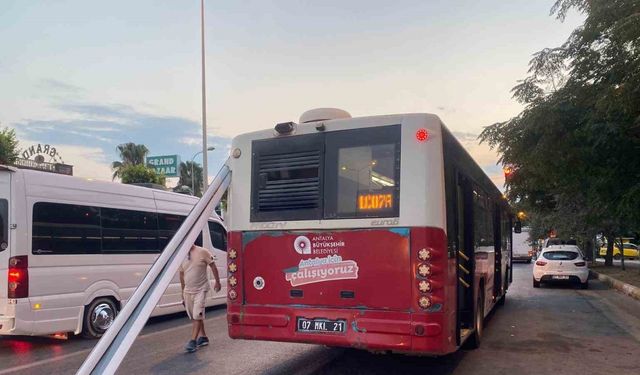 Antalya’da halk otobüsüne karavan tentesi saplandı