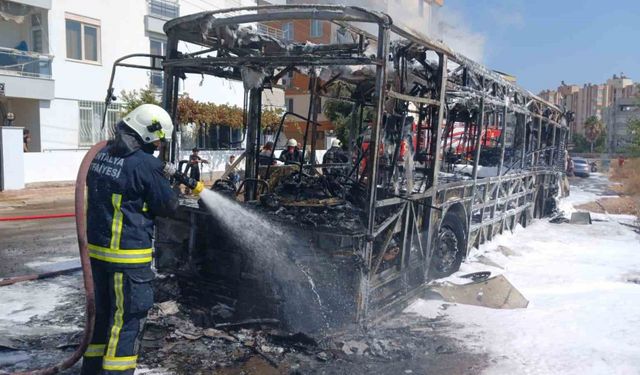 Antalya’da özel halk otobüsü park halindeyken alev alev yandı