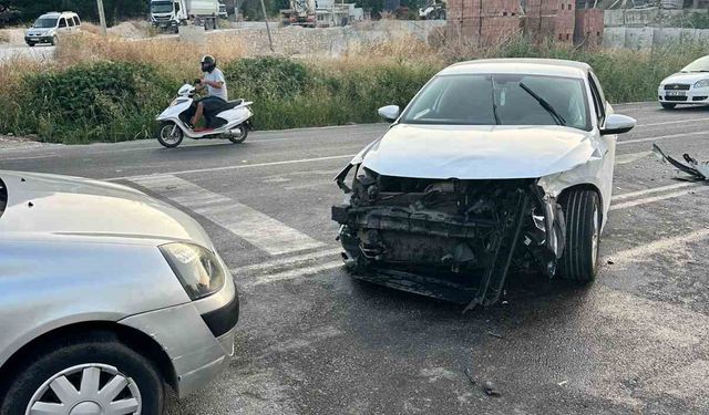 Antalya’da üç aracın karıştığı kazada 7 kişi yaralandı