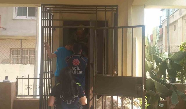 Asansörde mahsur kalan yaşlı kadın ve çocuğu itfaiye kurtardı