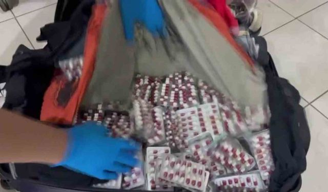 Bavulundan 5 bin 642 adet uyuşturucu hap çıktı: "Yıllık içeceğim" dedi