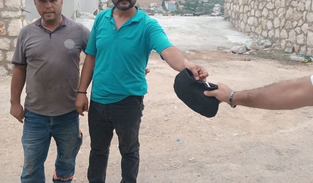 Belediye görevlilerinden örnek davranış buldukları cüzdanı sahibine teslim ettiler