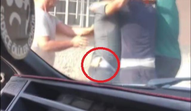 Belindeki bıçakla tekmeli yumruklu kavgaya girdi, sokak boks ringine döndü