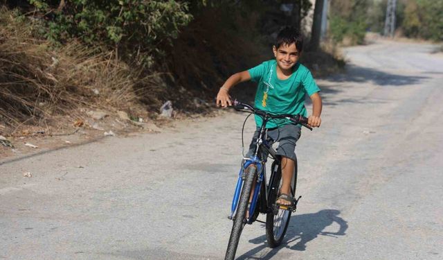 Bisiklet alma hayaliyle su satan 9 yaşındaki çocuk, hayırseverlerin hediye ettiği bisikletiyle ilk pedalını çevirdi