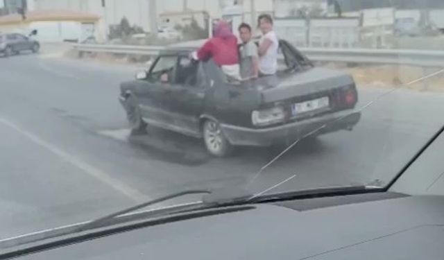 Çocukların, arka camı olmayan TOFAŞ’tan dışarı çıkarak yaptıkları ölümüne yolculuk kamerada