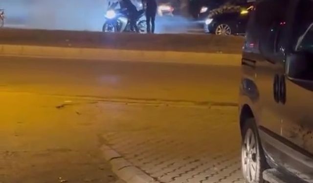 Düğün konvoyunda kırmızı ışığı fırsat bilen motosikletli tozu dumana kattı