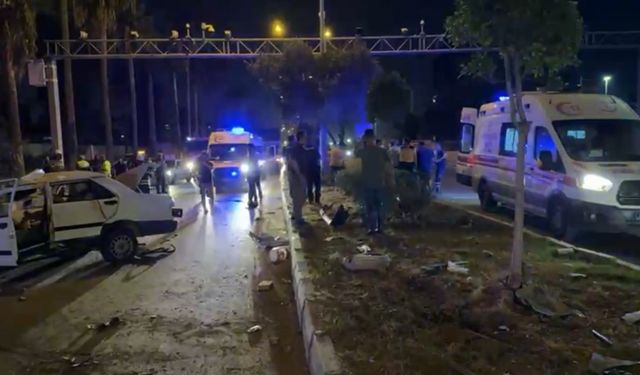 Elektrik direğine çarpan Tofaş hurdaya döndü: 2’si ağır 4 yaralı