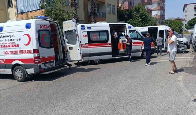 Hafif ticari araç servis minibüsüne çarptı: 4 yaralı