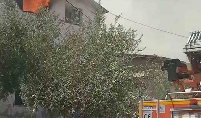 Hatay’da ev yangını: Anne kurtarılırken, 3 yaşındaki çocuk hastaneye kaldırıldı
