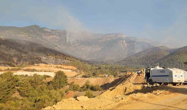 Hatay’da yangın bölgesine yakın mesafedeki 2 mahallede bin 115 kişi tahliye edildi