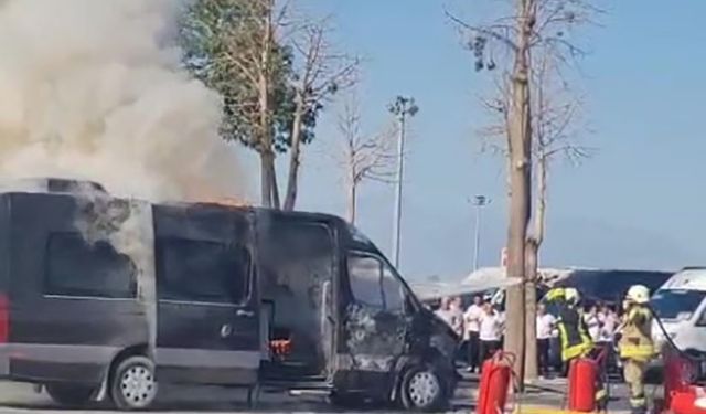 Havalimanında park halindeki minibüs alevlere teslim oldu
