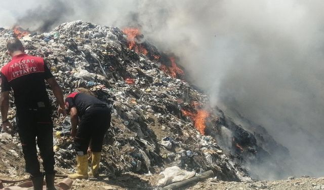 Isparta’da çöplükte çıkan yangın ormana sıçramadan söndürüldü