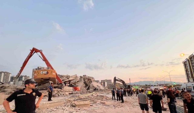 Kahramanmaraş’ta bina yıkımı sırasında iş makinası operatörü göçük altında kaldı
