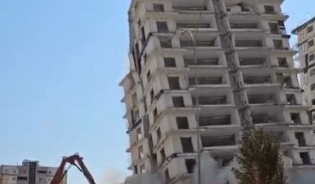 Kahramanmaraş’ta hasarlı bina böyle yıkıldı