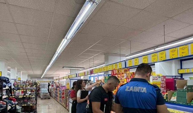 Kemer’de zabıta ekipleri marketlerde etiket ve hijyen denetimi yaptı