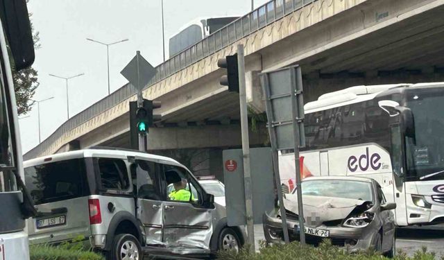 Kırmızı ışık ihlali kaza yaptırdı: 1 yaralı