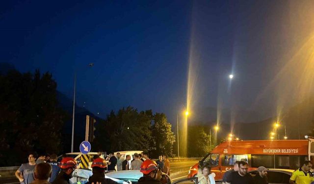 Kırmızı ışıkta geçen otomobil, araca çarptı: 5 yaralı