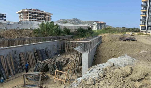 Köprü inşaatında düşen işçi tedavi gördüğü hastanede hayatını kaybetti