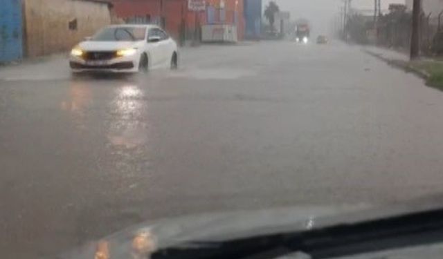 Kuraklığın etkisini hissettirdiği Hatay’da etkili olan sağanak yağmur yolları göle çevirdi