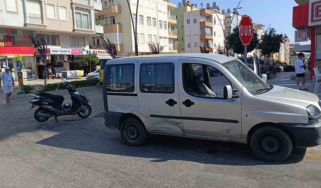 Manavgat’ta motosiklet ile hafif ticari araç çarpıştı: 1 yaralı